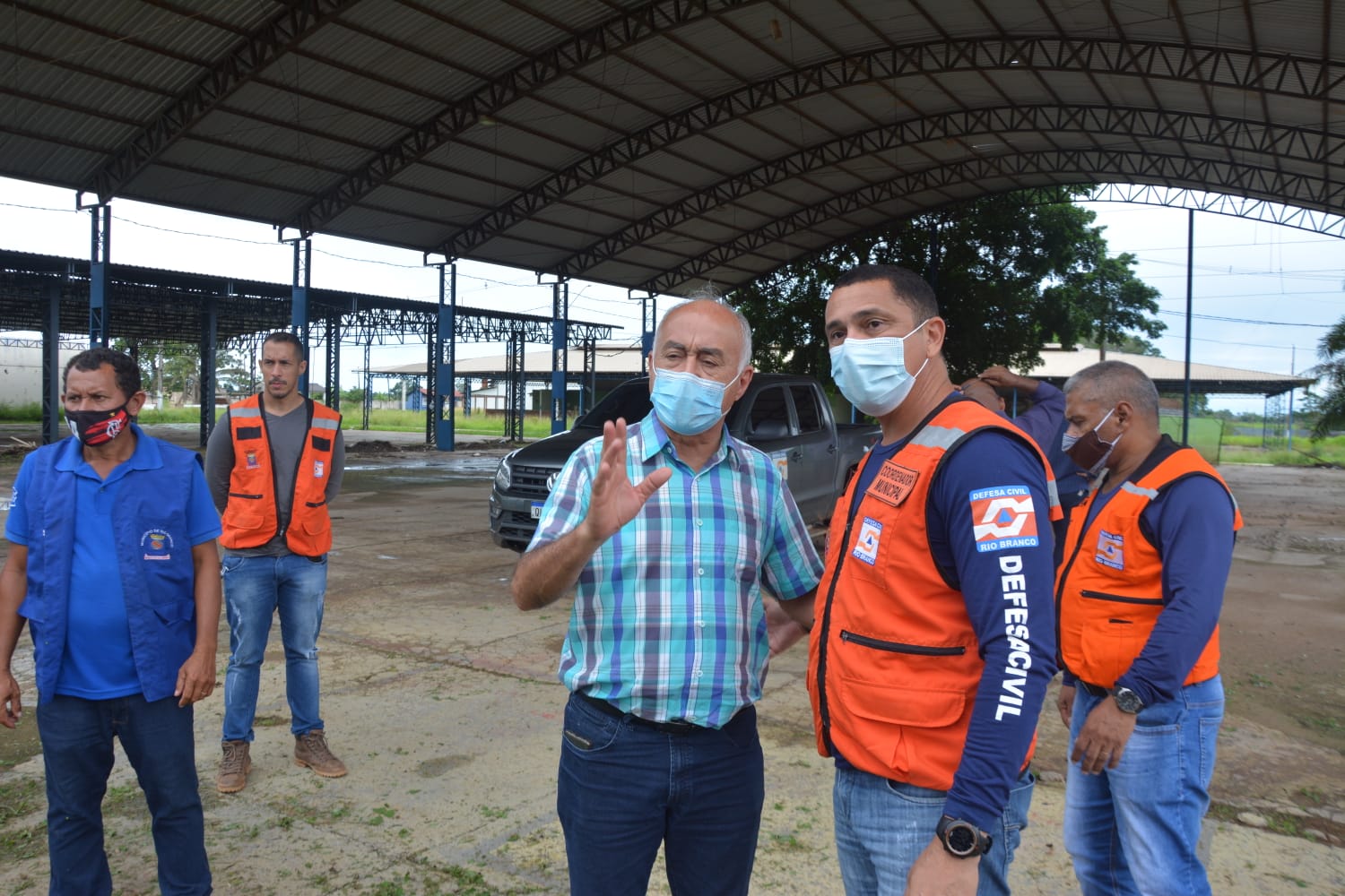 Preocupado com uma possível enchente do Rio Acre, Bocalom manda Zeladoria limpar Parque de Exposição